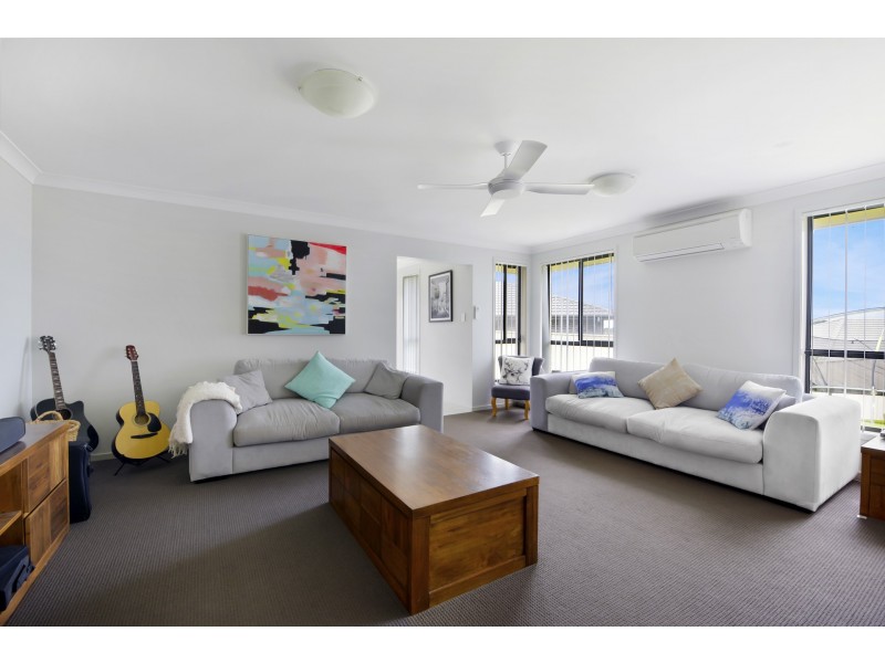16 Chestnut Grove, Woongarrah NSW 2259