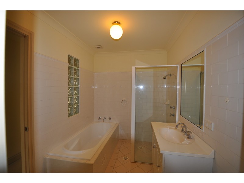 2/4 Broadview Avenue, Gosford NSW 2250