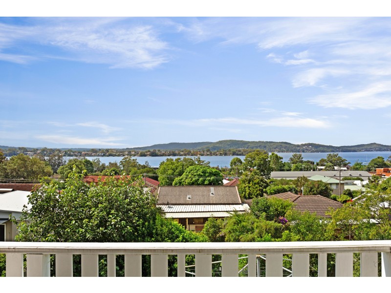 18 Hughes Street, Point Clare NSW 2250