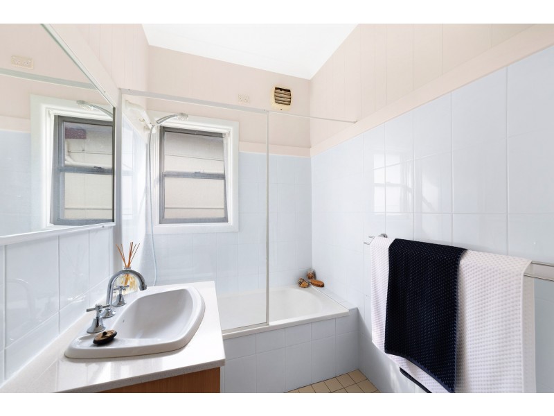 8 Lynnette Crescent, East Gosford NSW 2250