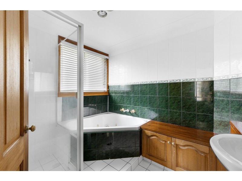 16 Roselands Avenue, Wyoming NSW 2250