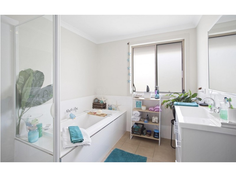 5 Creswell Street, Wadalba NSW 2259