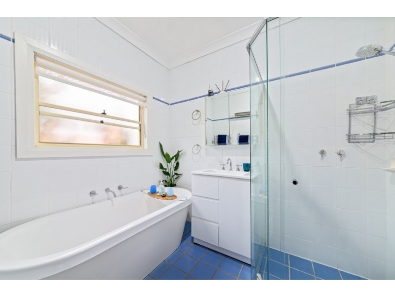 3 Florence Avenue, Point Frederick NSW 2250