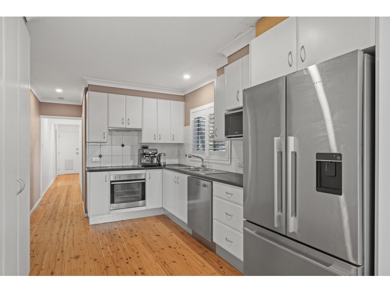 4 Welwyn Grove, Point Clare NSW 2250