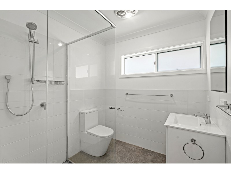 4 Welwyn Grove, Point Clare NSW 2250