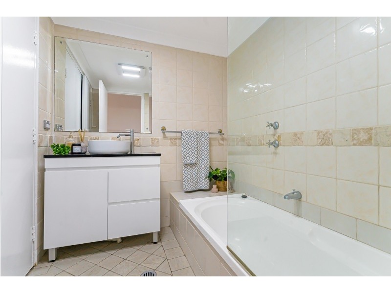 9/92 John Whiteway Drive, Gosford NSW 2250