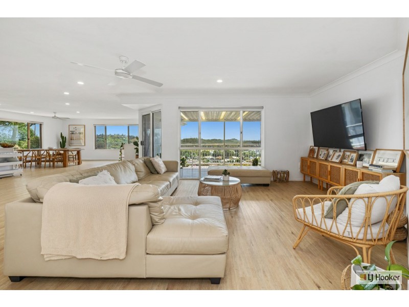 8 Jarrah Place, Banora Point NSW 2486