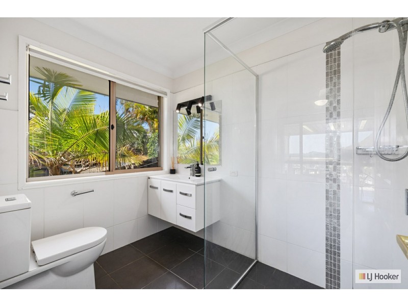 8 Jarrah Place, Banora Point NSW 2486