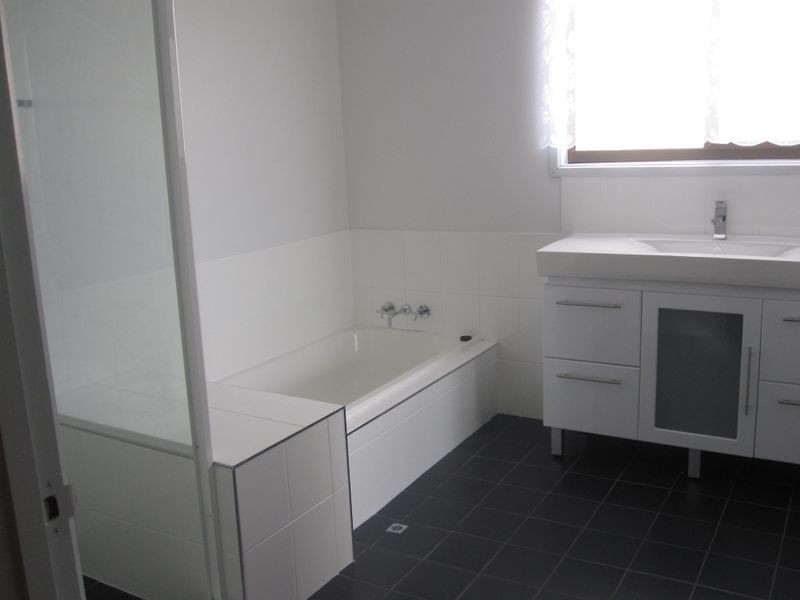 1/33 Bimbadeen  Avenue, Banora Point NSW 2486