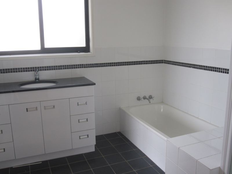 2/33 Bimbadeen Street, Banora Point NSW 2486