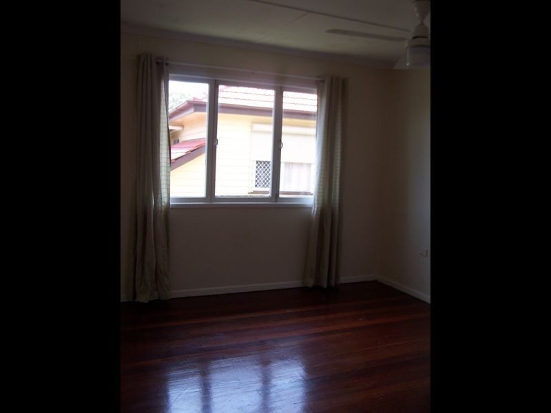 33 Curve Ave, Wynnum QLD 4178