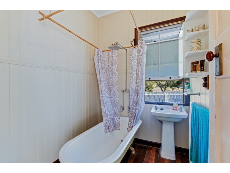 25 Charles Street, Birkdale QLD 4159