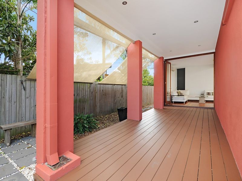 30 Russell Ave, Norman Park QLD 4170