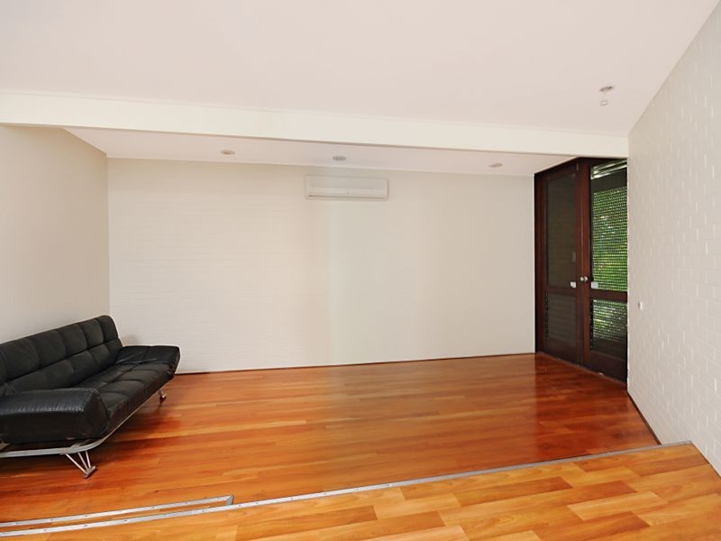 30 Russell Ave, Norman Park QLD 4170