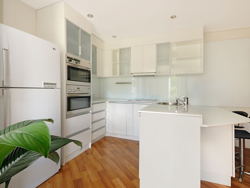 30 Russell Ave, Norman Park QLD 4170