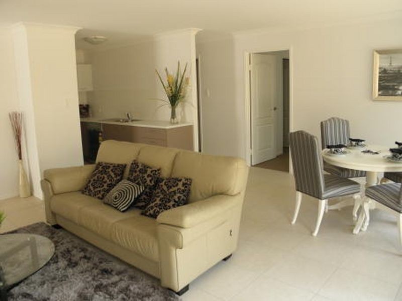 2/335 Old Cleveland Road, Birkdale QLD 4159