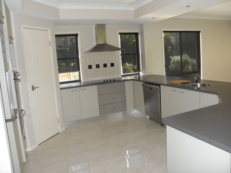 19 Trafalgar Vale Ave, Wellington Point QLD 4160