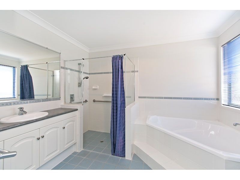 12 Trafalgar Vale Avenue, Wellington Point QLD 4160