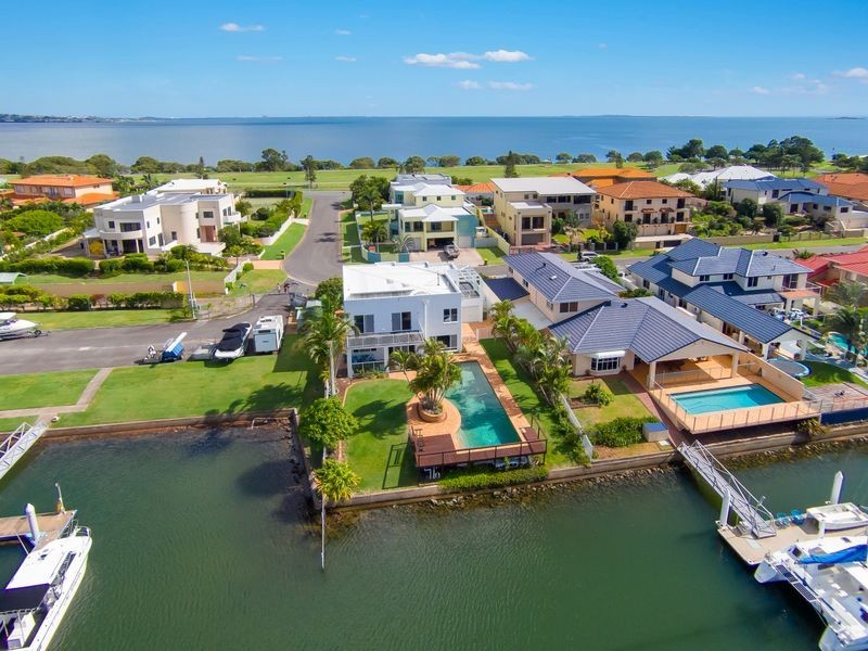 8 Mainsail Street, Birkdale QLD 4159