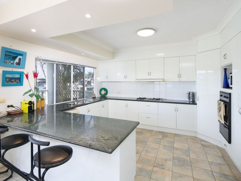 8 Mainsail Street, Birkdale QLD 4159