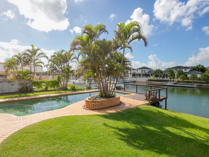 8 Mainsail Street, Birkdale QLD 4159