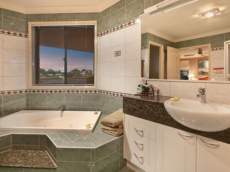 17 Mainsail Street, Birkdale QLD 4159