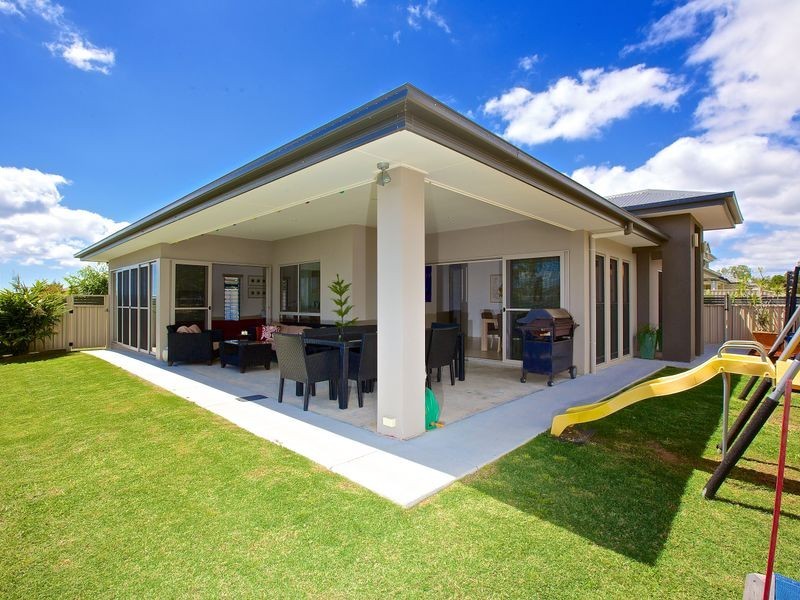 14 Magnetic Place, Redland Bay QLD 4165