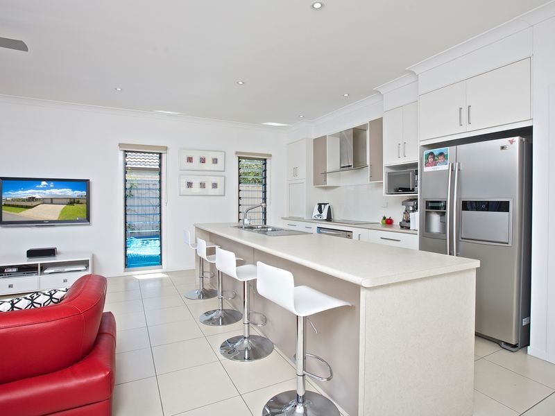 14 Magnetic Place, Redland Bay QLD 4165