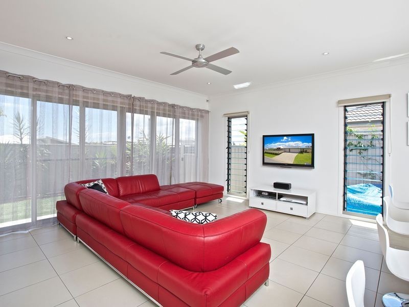 14 Magnetic Place, Redland Bay QLD 4165