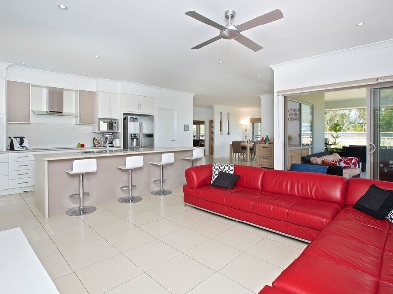14 Magnetic Place, Redland Bay QLD 4165