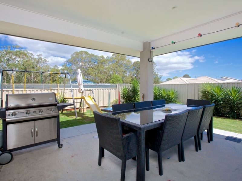 14 Magnetic Place, Redland Bay QLD 4165