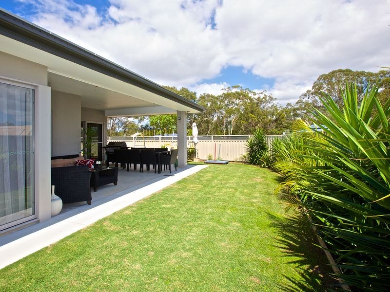 14 Magnetic Place, Redland Bay QLD 4165