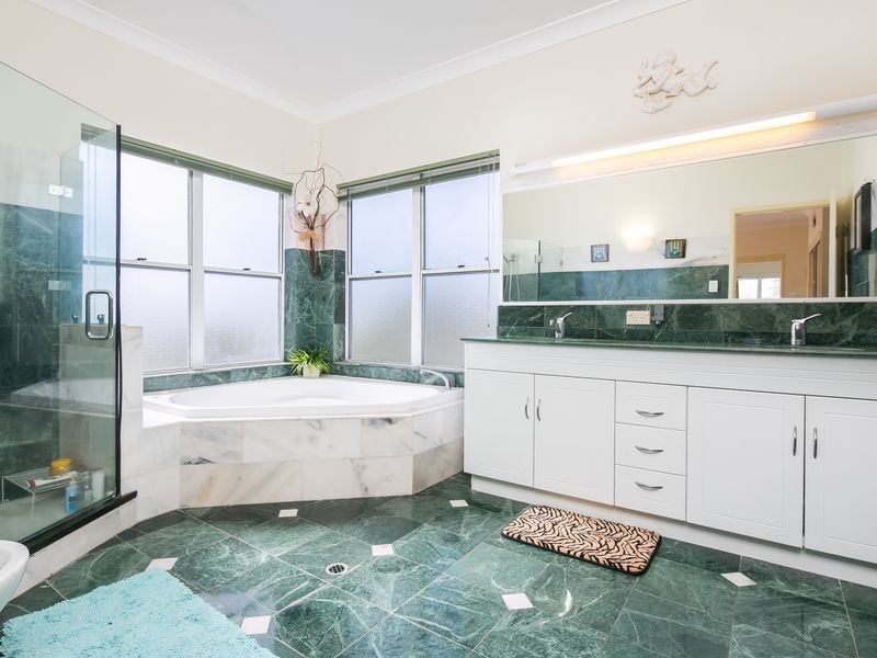 8 Mainsail Street, Birkdale QLD 4159