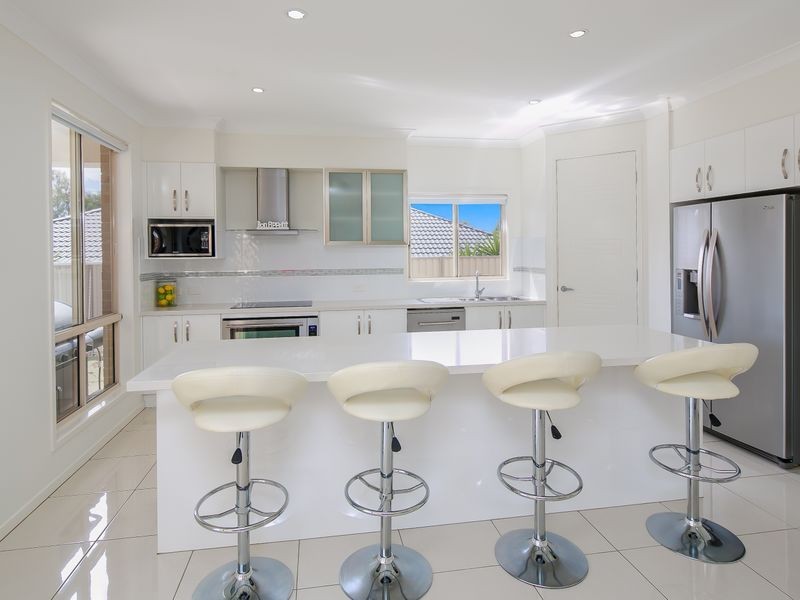 12 Amalia Street, Birkdale QLD 4159