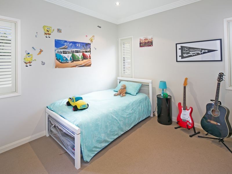 17 Mallan Terrace, Birkdale QLD 4159