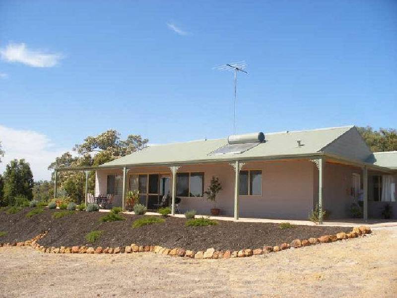 208 Almond Ave, Bakers Hill WA 6562