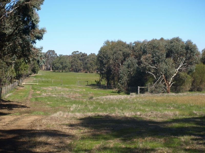 2 Oyston Road, Bakers Hill WA 6562