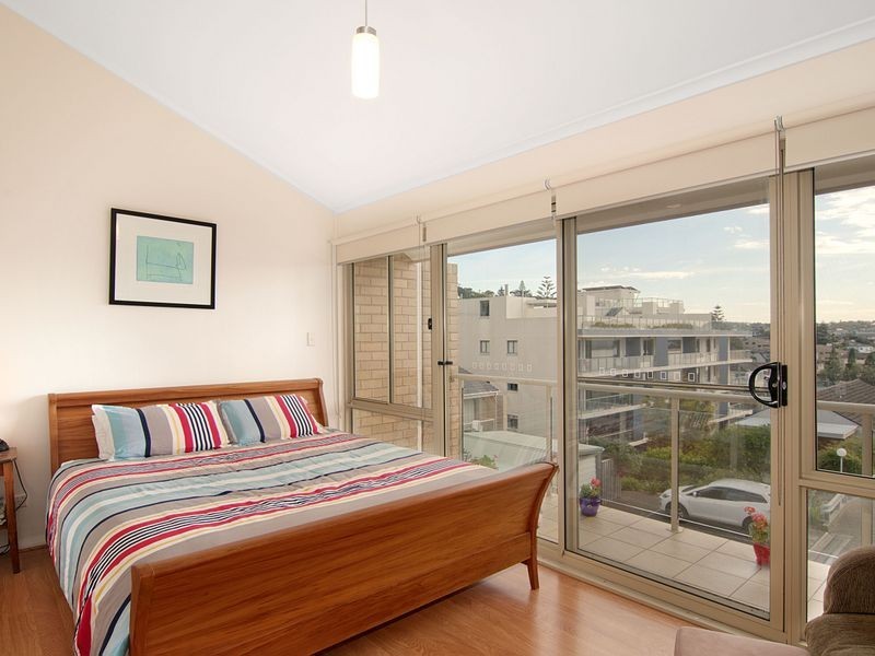 25/2-4 Beach Street, Curl Curl NSW 2096