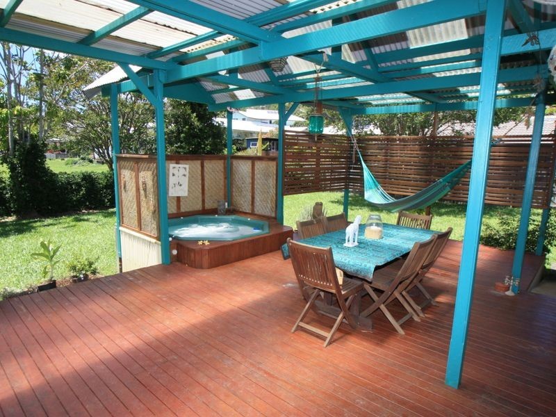 32 Coomburra Crescent, Ocean Shores NSW 2483