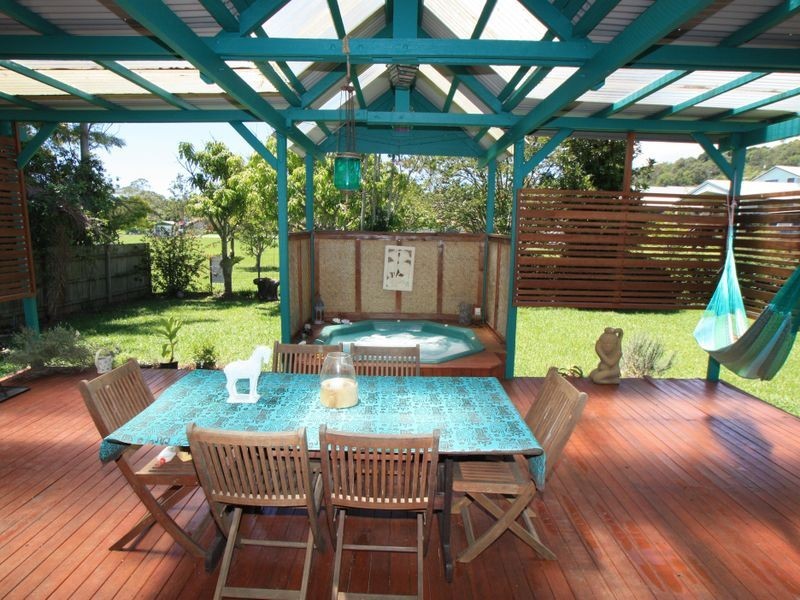 32 Coomburra Crescent, Ocean Shores NSW 2483