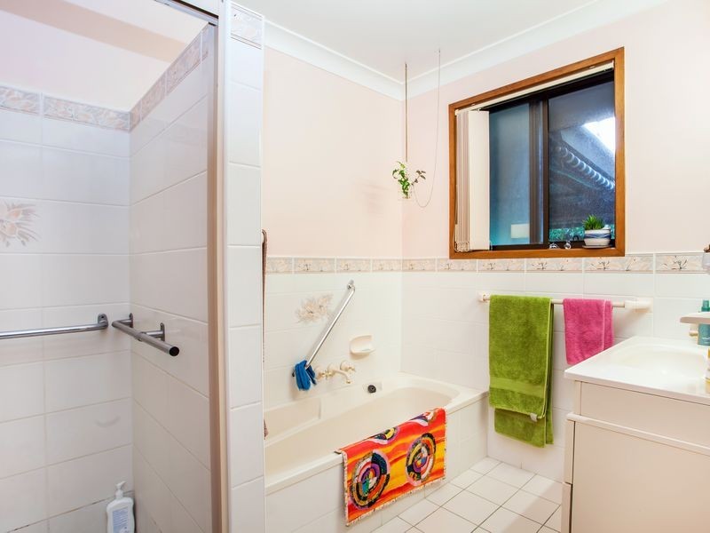 4 Walgooan Way, Ocean Shores NSW 2483