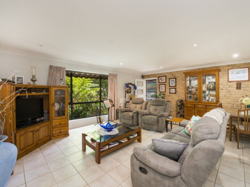 18 Coomburra Crescent, Ocean Shores NSW 2483