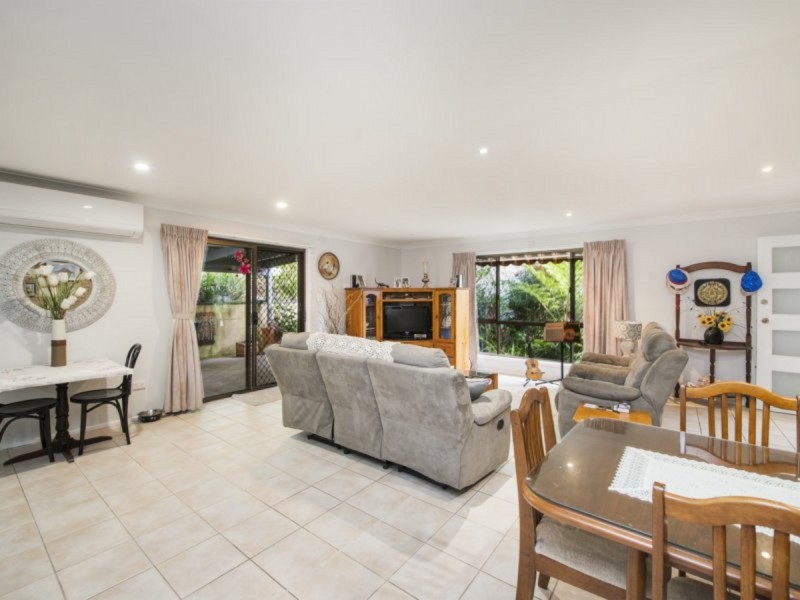 18 Coomburra Crescent, Ocean Shores NSW 2483