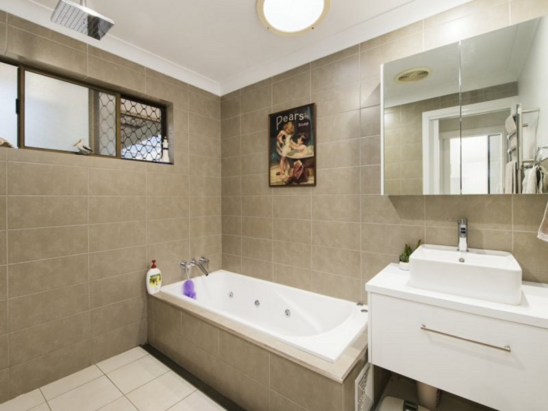 18 Coomburra Crescent, Ocean Shores NSW 2483