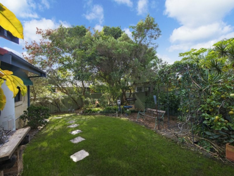 18 Coomburra Crescent, Ocean Shores NSW 2483