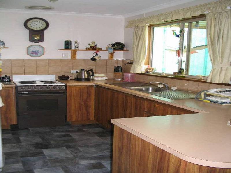 6 Young Ave, Port Vincent SA 5581