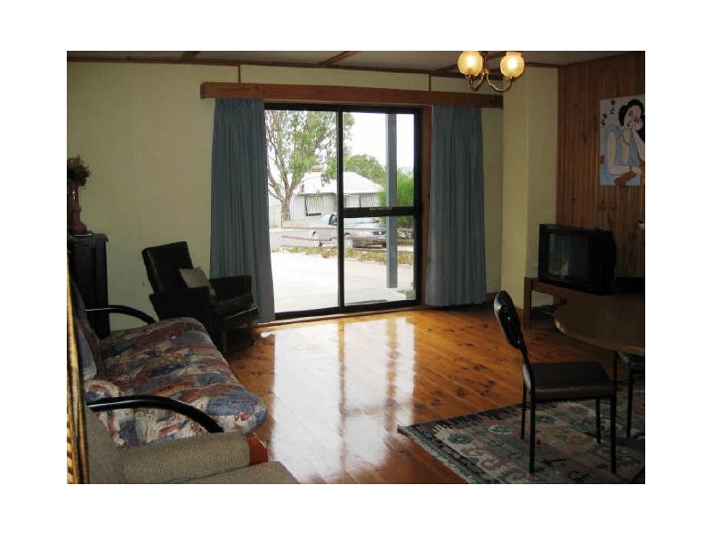 9 Young Avenue, Port Vincent SA 5581