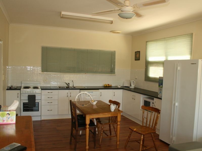 17 Young Ave, Port Vincent SA 5581