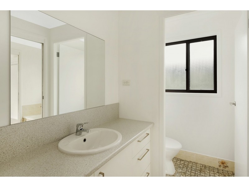 1 Harwood Close, Mannering Park NSW 2259