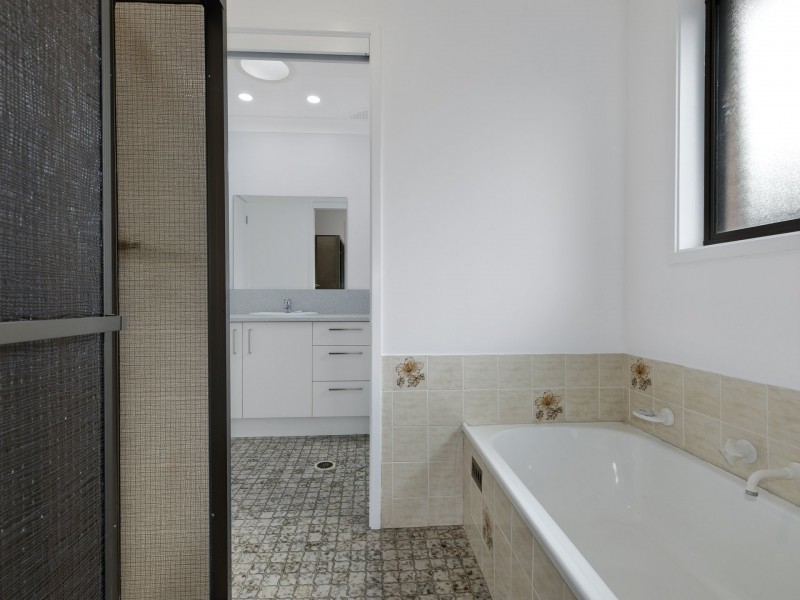 1 Harwood Close, Mannering Park NSW 2259